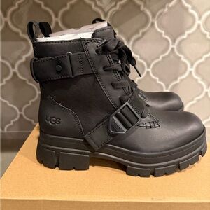 BNWT WOMENS UGG WATERPROOF ASHTON LACE UP BOOTS, COLOR BLACK, SIZE 38